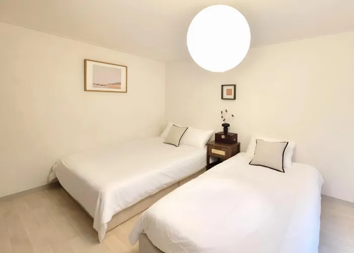 Shinchon Station 4min Walk, 2br Family Friendly Spacious Stylish *