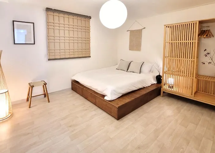 Shinchon Station 4min Walk, 2br Family Friendly Spacious Stylish Apartment Seoul