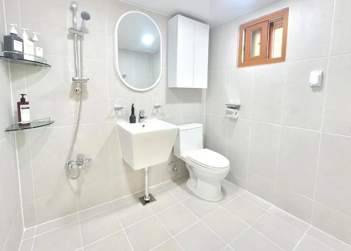 Shinchon Station 4min Walk, 2br Family Friendly Spacious Stylish Seoul