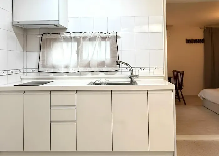 Apartment Shinchon Station 4min Walk, 2br Family Friendly Spacious Stylish Seoul