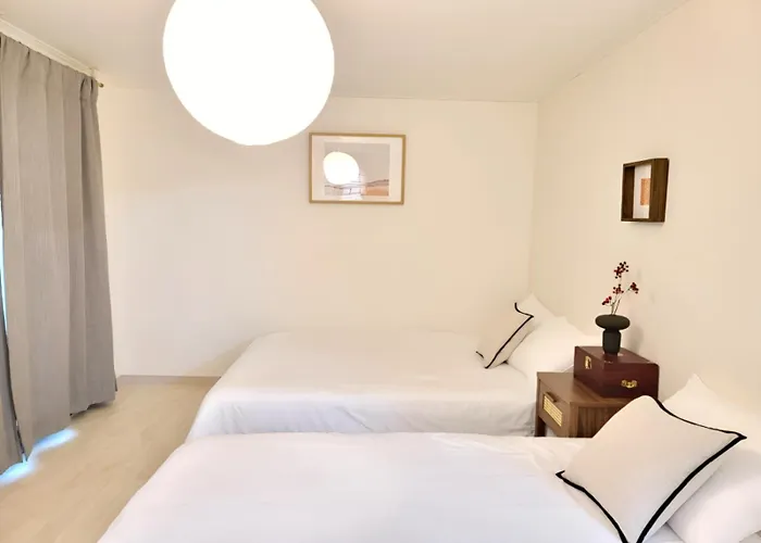 Shinchon Station 4min Walk, 2br Family Friendly Spacious Stylish *
