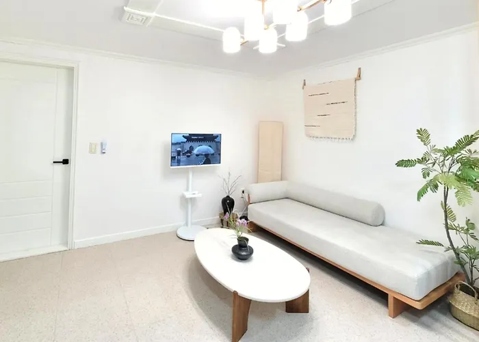 Apartment Shinchon Station 4min Walk, 2br Family Friendly Spacious Stylish Seoul