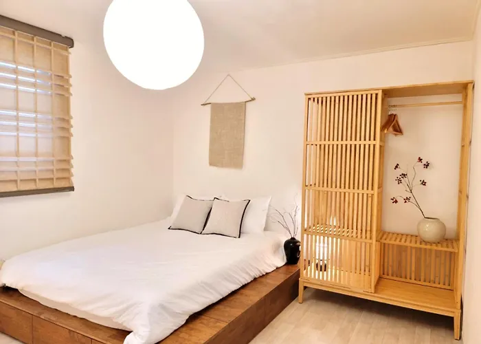Shinchon Station 4min Walk, 2br Family Friendly Spacious Stylish