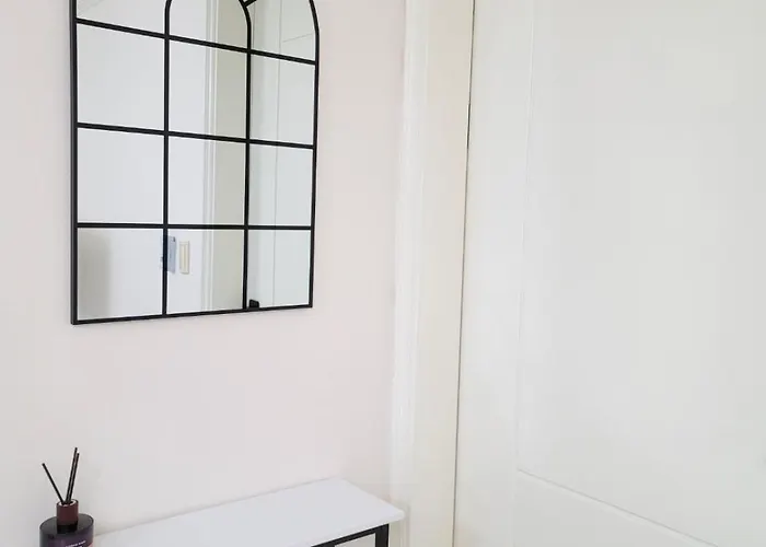 Shinchon Station 4min Walk, 2br Family Friendly Spacious Stylish Apartment Seoul